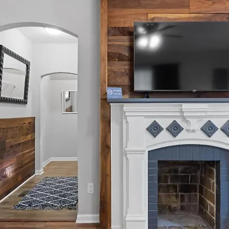 The Ridgeland Trendy Tudor-15 Mins To Downtown